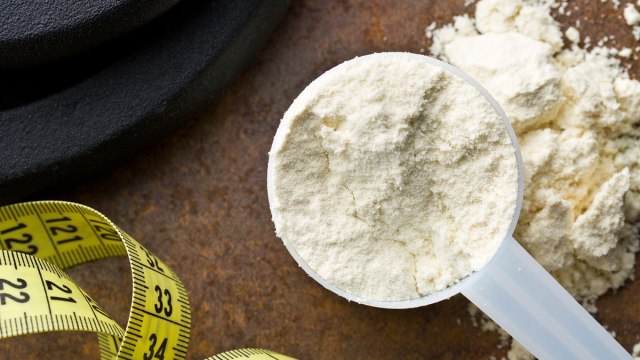 protein-powder-scoop-weight-loss.jpg