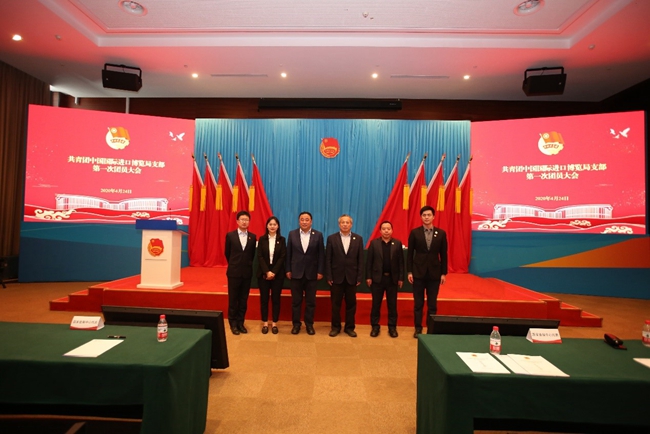 24190556upyc.jpg 第一届团支部委员会委员合影.jpg