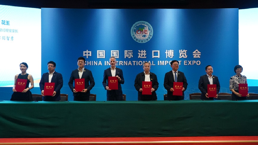 1. 签约现场-主席台.jpg