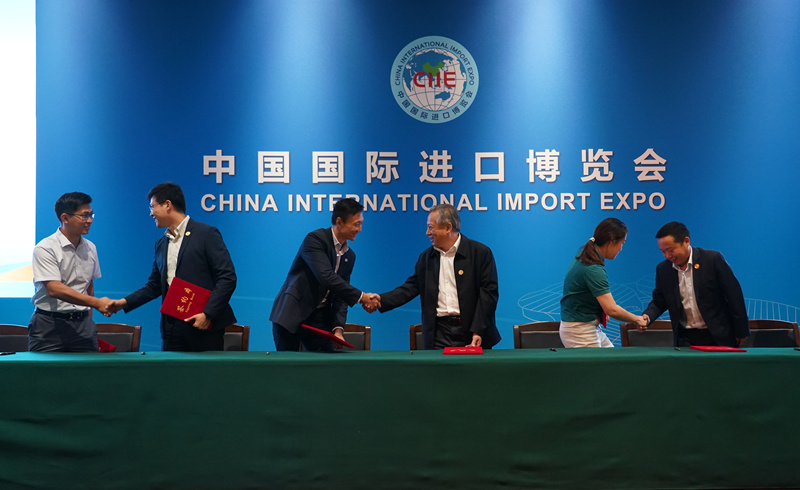 2. 签约仪式-主席台握手.jpg