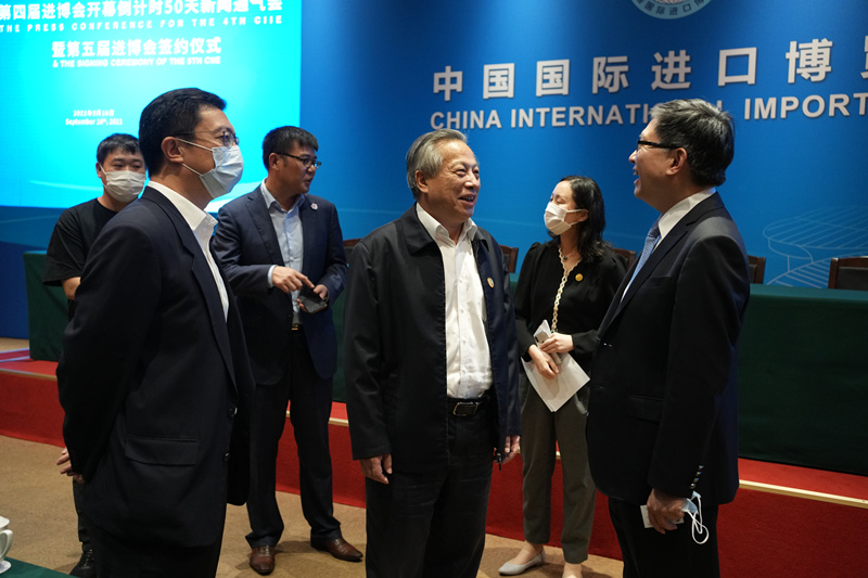 3. 领导与嘉宾亲切交谈.jpg