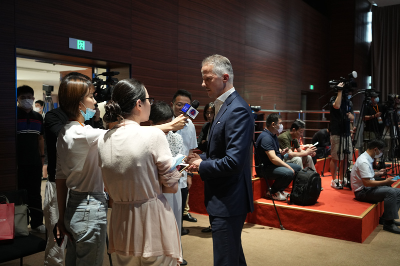 4. 媒体采访展商代表1.jpg