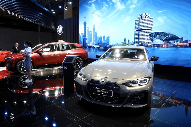 6 宝马汽车展台展示的纯电动车创新BMW i4(1).jpg