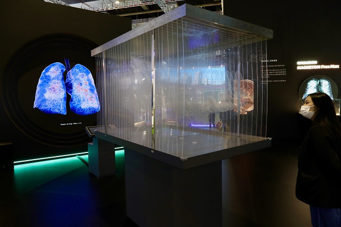 091659244v6m.jpg 11月9日,观众在进博会公共卫生防疫专区的西门子医疗展台观看实影渲染技术“重塑”肺部感染动态影像互动装置。(1).jpg