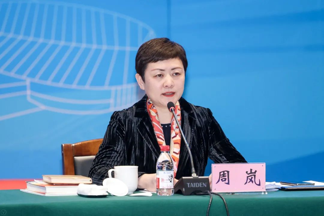 上海市商务委副主任周岚介绍上海城市服务保障工作情况,欢迎与会代表