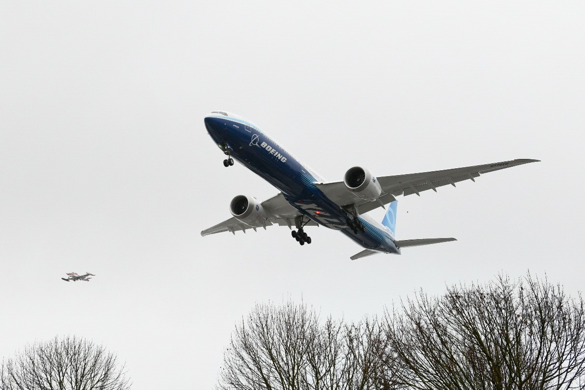 Boeing 777X Landing.jpg