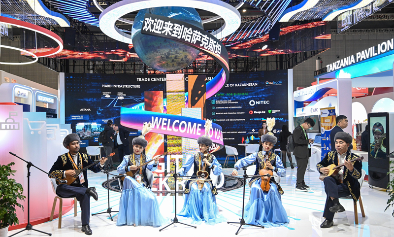 表演者在第七届进博会国家综合展的哈萨克斯坦展馆演奏乐曲。.jpg