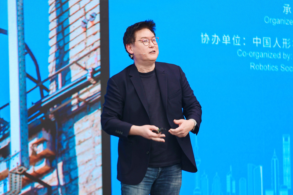 19144742r8af.jpg Dennis Hong.jpg