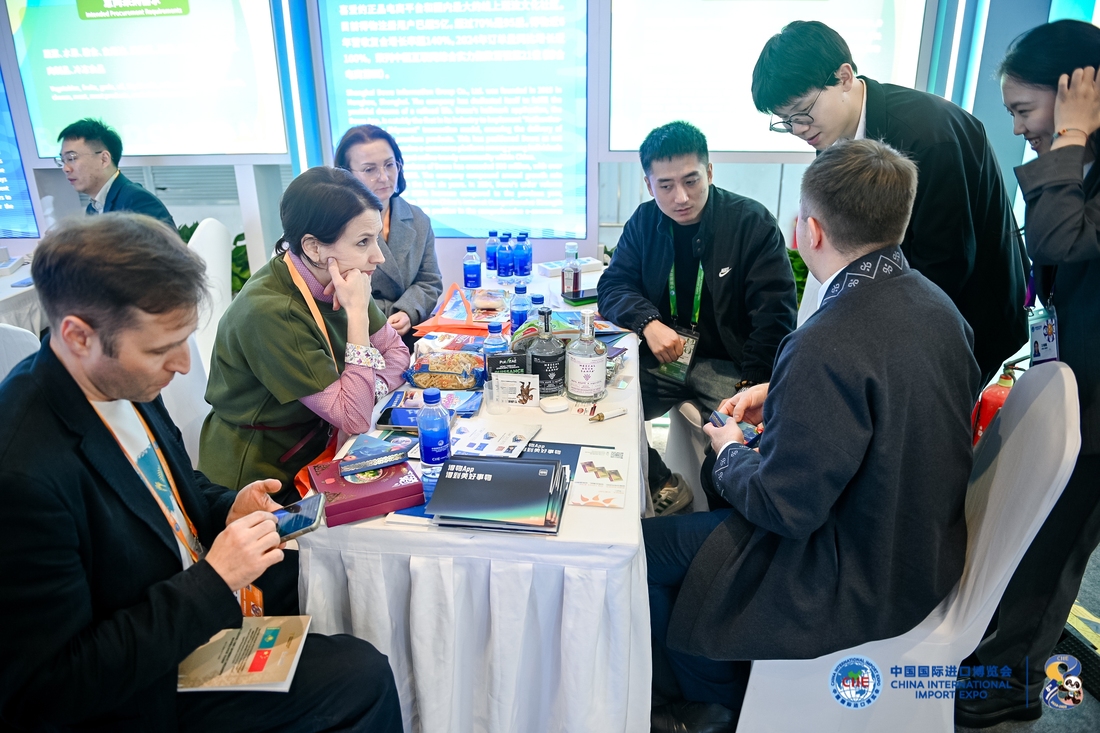 10.工作人员为参展商和采购商提供翻译服务.jpg