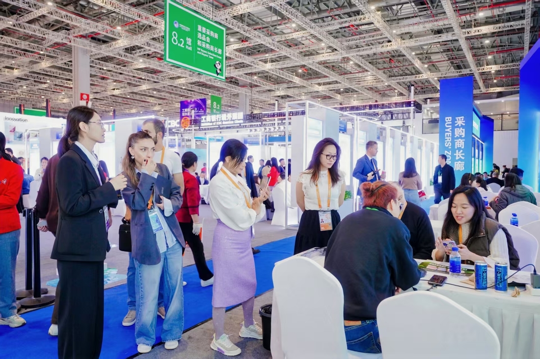 9.参展商排队等待洽谈.jpg